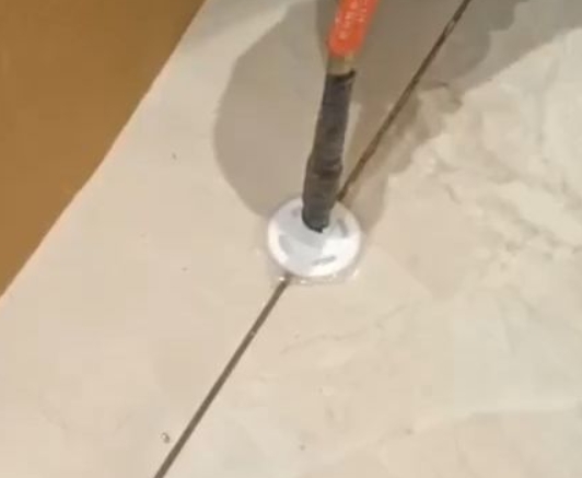 杨陵瓷砖空鼓维修公司专业解答瓷砖在铺贴过程中，如果没有涂抹均匀到位的粘结材料（如水泥砂浆或瓷砖胶），可能会导致以下问题